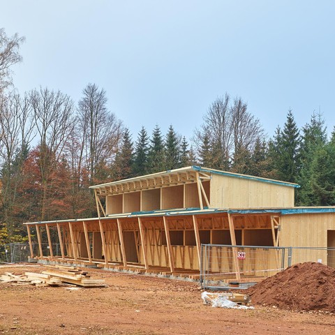 Lyžařská klubovná zdáli